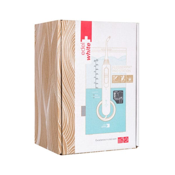 edel+white Flosserpik Pro Station – leistungsstarke Munddusche mit 10 Druckstufen, 2 Modi und 4 Aufsätzen für gründliche Zahn- und Zahnfleischpflege. Abbildung Verpackung von der Seite.