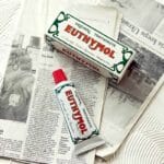 Dentifrice Euthymol Original - Soin buccal sans fluor avec un goût unique et une couleur rose. Produit Image dentifrice sur journal 