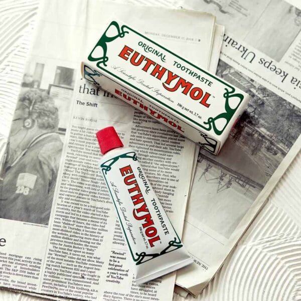 Dentifrice Euthymol Original - Soin buccal sans fluor avec un goût unique et une couleur rose. Produit Image dentifrice sur journal 