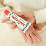 Dentifrice Euthymol Original - Soin buccal sans fluor avec un goût unique et une couleur rose. Produit Image dentifrice derrière le dos 