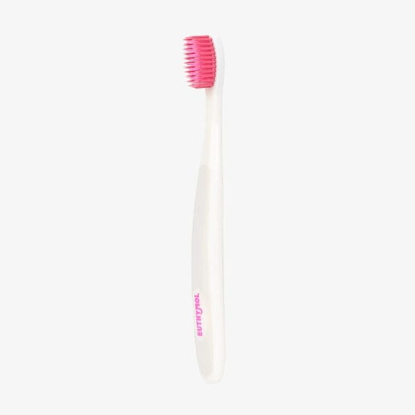 Brosse à dents Euthymol Whitening - Brosse à dents manuelle blanche avec technologie Flex-Firm pour une élimination en douceur de la plaque dentaire. Illustration brosse à dents. 