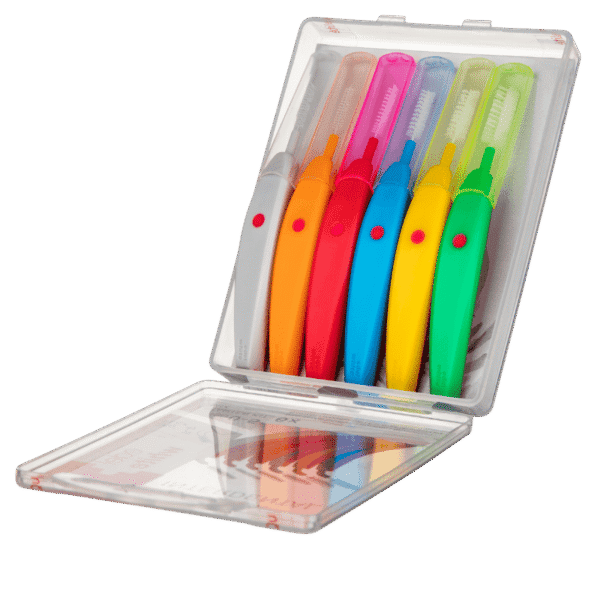 edel+white EasyFlex Interdentalbürste Starter Kit Mix bunt. 6 Bürsten mit gebogenem Griff und flexiblem Hals. Foto von offener Verpackung mit Plastikschutz über dem Bürstenkopf