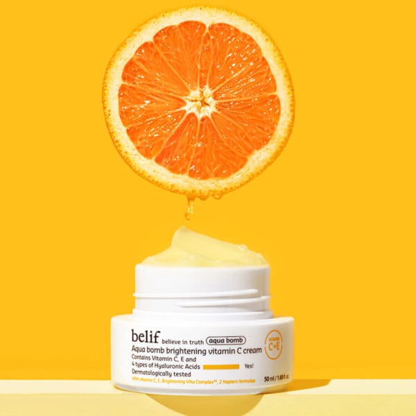 belif ultraleichte Vitamin-Gel-Creme mit Hyaluronsäure & Antioxidantien für strahlende, pralle Haut 50ml, Imagebild mit Orange die in die Creme tropft.