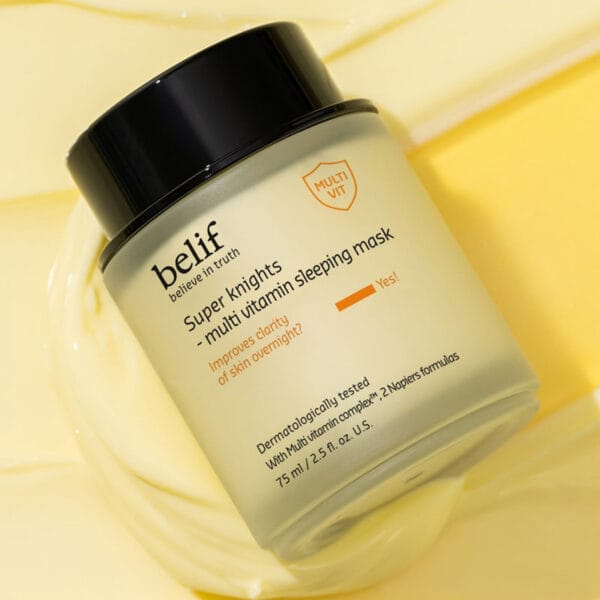 belif Super Knights Multi Vitamin Sleeping Mask 75ml Produkt auf Creme Imagebild – Aufhellende Nachtcreme mit Vitamin C, E, B3 & B12 für strahlende Haut am Morgen
