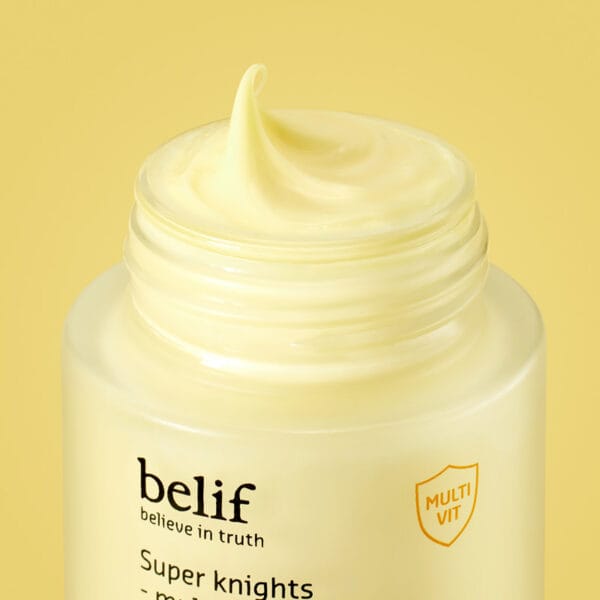 belif Super Knights Multi Vitamin Sleeping Mask 75ml Imagebild Creme offen, gelber Hintergrund – Aufhellende Nachtcreme mit Vitamin C, E, B3 & B12 für strahlende Haut am Morgen