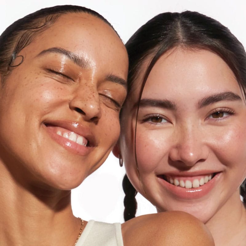 belif Moisturizing Eye Bomb 25ml – Augencreme mit Peptiden, Bakuchiol & Koffein gegen Falten & Augenringe. Bild zwei lachenden Frauen.