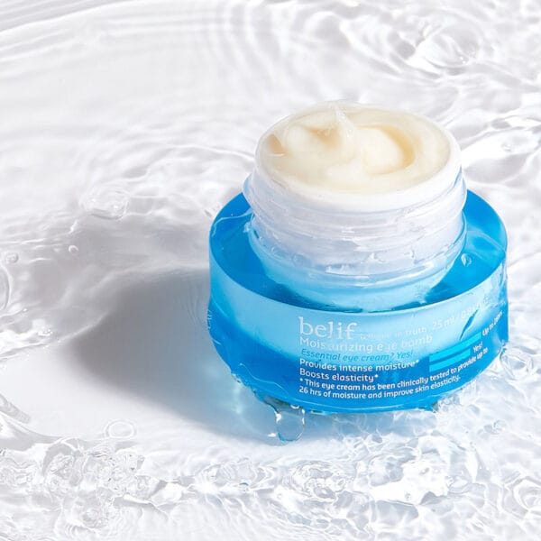 belif Moisturizing Eye Bomb 25ml – Augencreme mit Peptiden, Bakuchiol & Koffein gegen Falten & Augenringe. Imagebild cream on water, fresh.