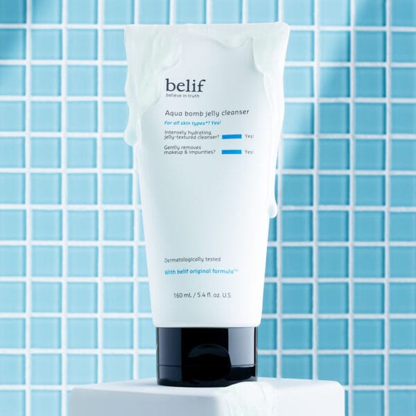 belif Jelly-to-Foam Cleanser 160ml - Nettoyant visage doux à l'acide hyaluronique & aux herbes. Produit dans la salle de bain, carreaux bleus en arrière-plan. 