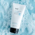 belif Jelly-to-Foam Cleanser 160ml - Nettoyant doux pour le visage à l'acide hyaluronique & aux herbes. Produit dans la salle de bain, fond moussant. 