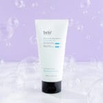 belif Jelly-to-Foam Cleanser 160ml - Nettoyant visage doux à l'acide hyaluronique & aux herbes. Produit, bulles et fond lilas. 