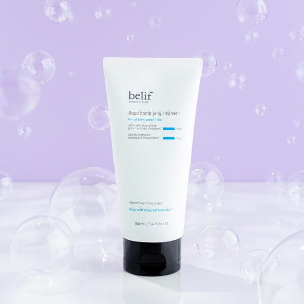 belif Jelly-to-Foam Cleanser 160ml - Nettoyant visage doux à l'acide hyaluronique & aux herbes. Produit, bulles et fond lilas. 
