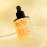 belif Brightening Serum 30ml - Sérum à la vitamine C & à la niacinamide pour une peau éclatante et uniforme. Photo produit jaune