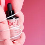 belif Super Drops Retinol & Peptide Barrier Serum 30ml – Anti-Aging-Serum für straffere Haut, verfeinerte Poren & gestärkte Hautbarriere. Imagebild Schwamm um Produkt gebunden.