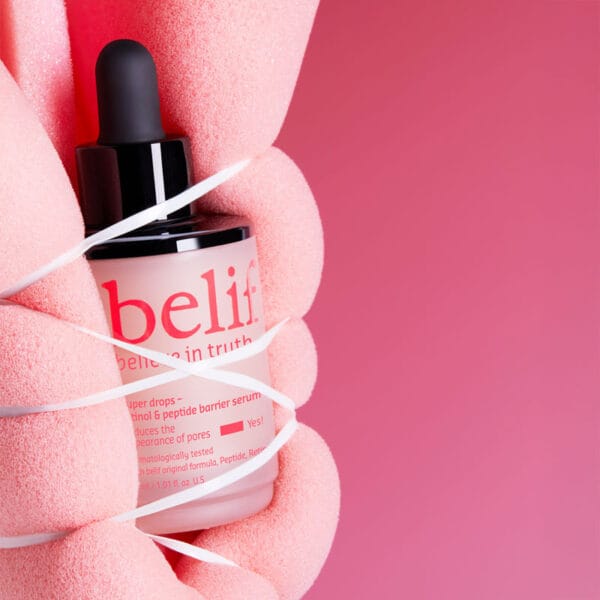 belif Super Drops Retinol & Peptide Barrier Serum 30ml – Anti-Aging-Serum für straffere Haut, verfeinerte Poren & gestärkte Hautbarriere. Imagebild Schwamm um Produkt gebunden.