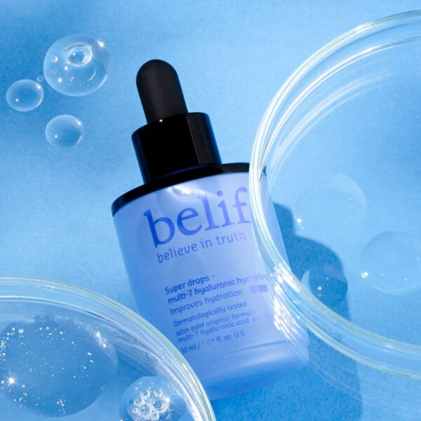 belif Super Drops Multi-7 Hyaluronic Hydrating Serum 30ml – Intensives Feuchtigkeitsserum mit 7-facher Hyaluronsäure und Panthenol. Imagebild blau.