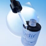 belif Super Drops Multi-7 Hyaluronic Hydrating Serum 30ml – Intensives Feuchtigkeitsserum mit 7-facher Hyaluronsäure und Panthenol. Imagebild Drop mit Pipette.
