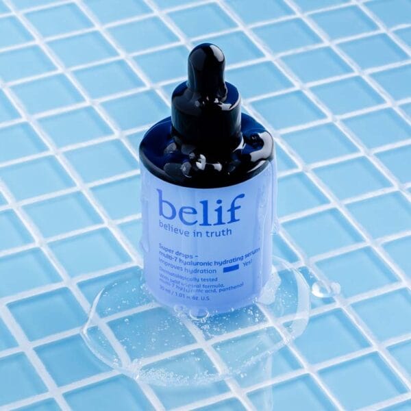 belif Super Drops Multi-7 Hyaluronic Hydrating Serum 30ml – Intensives Feuchtigkeitsserum mit 7-facher Hyaluronsäure und Panthenol. Imagebild Plättliboden.