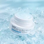 belif Aqua Bomb Hydrating Gel-Cream 50ml Produktfoto auf Eis mit offenem Deckel – Ultraleichte, ölfreie Feuchtigkeitscreme mit Hyaluronsäure & Niacinamid für sofortige Hydration