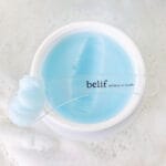 belif Cleansing Balm 100ml - Baume démaquillant hydratant à la fleur de lotus & vitamine E. Image avec applicateur, sans couvercle.