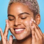 belif Cleansing Balm 100ml - Baume démaquillant hydratant à la fleur de lotus & vitamine E. Photo avec une femme qui utilise le produit