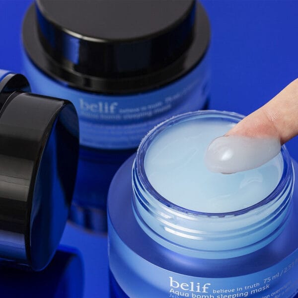 belif Jelly-Pudding Overnight Mask 75ml - Masque de nuit à l'acide hyaluronique & niacinamide pour une hydratation intense. Image, doigt dans le masque. 