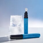 belif Aqua Bomb Depuffing Eye Gel 15ml – kühlendes Augengel mit Koffein, Hyaluronsäure & Niacinamid. Imagebild, Eye Gel mit Eiswürfel.