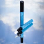 belif Aqua Bomb Depuffing Eye Gel 15ml – kühlendes Augengel mit Koffein, Hyaluronsäure & Niacinamid. Imagebild, Eye Gel mit Wolken im Hintergrund.