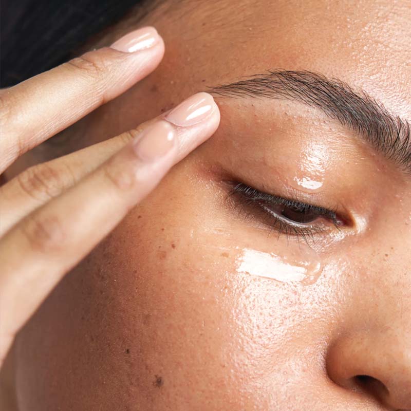 belif Aqua Bomb Depuffing Eye Gel 15ml – kühlendes Augengel mit Koffein, Hyaluronsäure & Niacinamid. Bild Anwendung Gel im Gesicht.