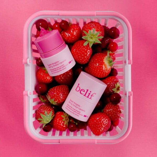 belif Multi Vitamin Pink Lipcerin 15ml – Pflegender Lippenbalsam & Maske mit pinkem Farbton, Cranberry-Erdbeer-Aroma und Multi-Vitamin-Komplex. Abbildung Lippenbalsam in Einkaufskorb mit Beeren.