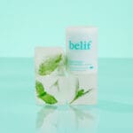 belif Mint Plumper Lipcerin 15ml – Aufpolsternder Lippenbalsam & Maske mit Minze, Peptiden und Multi-Vitamin-Komplex. Abbildung Lippenbalsam mit Pfefferminz in Eiswürfel.