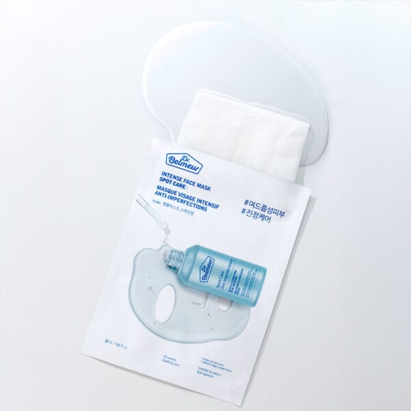 Dr. Belmeur Spot Care Intense Face Mask 30ml – beruhigende Tuchmaske mit Teebaumöl, Salicylsäure und Panthenol für unreine Haut. Abbildung Produkt, Verpackung offen und Flüssigkeit tritt aus.