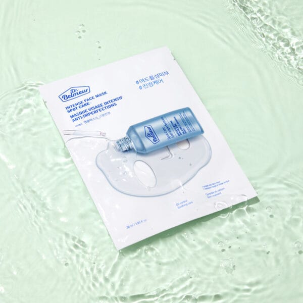 Dr. Belmeur Spot Care Intense Face Mask 30ml – beruhigende Tuchmaske mit Teebaumöl, Salicylsäure und Panthenol für unreine Haut. Abbildung Produkt liegt im Wasser.