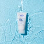 Dr. Belmeur Balancing Water Cream - crème hydratante légère pour peaux grasses & sensibles, régule le sébum et hydrate. Illustration Crème dans l'eau. 