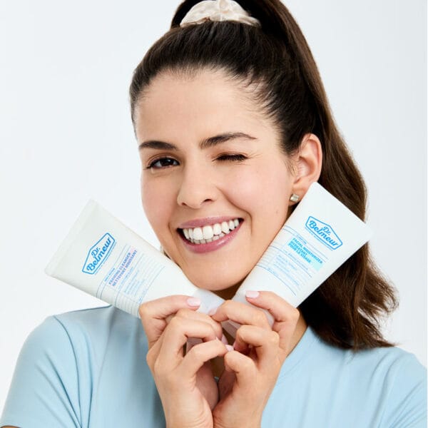 Dr. Belmeur Balancing Water Cream - crème hydratante légère pour peaux grasses & sensibles, régule le sébum et hydrate. Figure femme tient deux produits. 