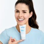 Dr. Belmeur Balancing Water Cream - crème hydratante légère pour peaux grasses & sensibles, régule le sébum et hydrate. Illustration femme tenant le produit sous le menton. 