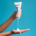 Dr. Belmeur Clarifying Facial Moisturizer 120ml – leichte Feuchtigkeitscreme für zu Akne neigende Haut mit Niacinamid und Panthenol. Abbildung Creme wird in die Hand gedrückt.