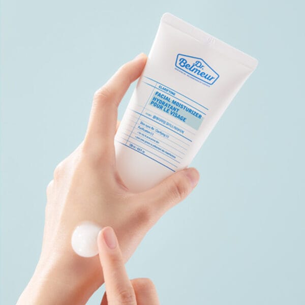 Dr. Belmeur Clarifying Facial Moisturizer 120ml – leichte Feuchtigkeitscreme für zu Akne neigende Haut mit Niacinamid und Panthenol. Abbildung Hände.