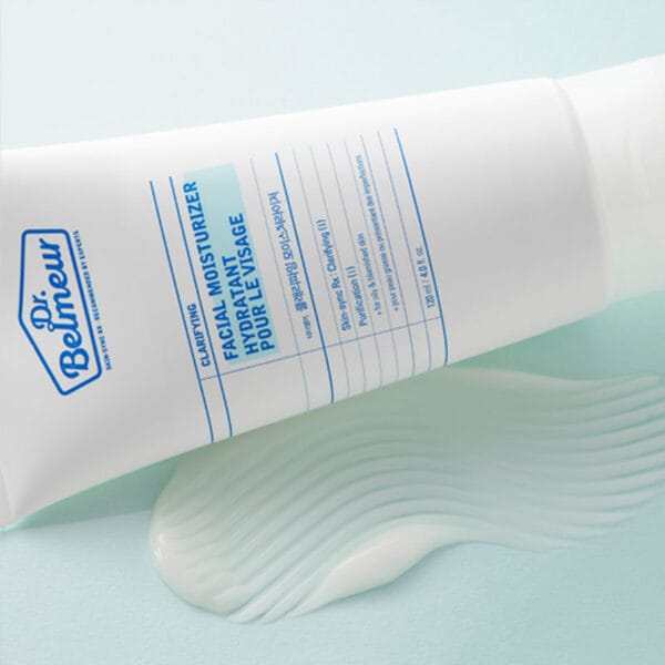 Dr. Belmeur Clarifying Facial Moisturizer 120ml – leichte Feuchtigkeitscreme für zu Akne neigende Haut mit Niacinamid und Panthenol. Abbildung Produkt mit Creme im Hintergrund, Nahaufnahme.