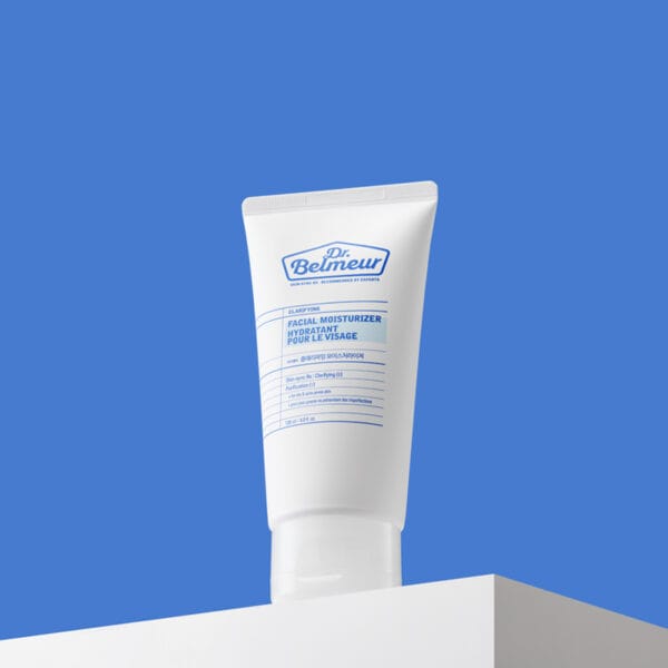 Dr. Belmeur Clarifying Facial Moisturizer 120ml – leichte Feuchtigkeitscreme für zu Akne neigende Haut mit Niacinamid und Panthenol. Abbildung Produkt mit blauem Hintergrund.