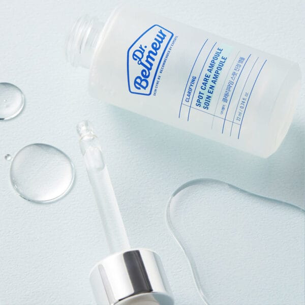 Dr. Belmeur Spot Care Ampoule 22ml – beruhigendes Serum mit Panthenol, Beta-Glucan, Chaga-Pilz und Teebaumöl gegen Unreinheiten und Rötungen. Abbildung Pipette und klare Flüssigkeit, Serum.