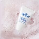 Dr. Belmeur Daily Repair Foaming Cleanser 150ml – milder pH-ausgeglichener Schaumreiniger mit Birkenextrakt und Panthenol für empfindliche Haut. Abbildung Cleanser im Schaumbad.