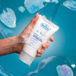 Dr. Belmeur Daily Repair Foaming Cleanser 150ml – milder pH-ausgeglichener Schaumreiniger mit Birkenextrakt und Panthenol für empfindliche Haut. Abbildung Produkt in der Hand mit Schaum.