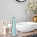 edel+white Flosserpik Power Spa - Le champion des douches buccales mobiles avec beaucoup de puissance. Illustration Informations produit Différents embouts : gratte-langue, tête de brosse Ultrasoft, embout jet, embout sous-gingival 