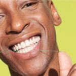 18230992 REACH POP Zahnseide Peppermint Floss – vegane, gewachste Zahnseide mit 384 Mikrofäden & nachhaltiger Verpackung, 50m, Pfefferminz Geschmack. Abbildung Zahnseide in Aktion.