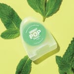 18230992 REACH POP Zahnseide Peppermint Floss – vegane, gewachste Zahnseide mit 384 Mikrofäden & nachhaltiger Verpackung, 50m, Pfefferminz Geschmack. Abbildung peppermint flavor.