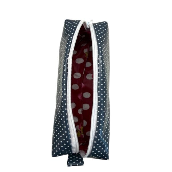 Kosmetiktasche in marineblau/weiss handgemacht Grösse 22x7x5cm Ansicht oben offen