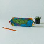 Kosmetiktasche mit Weltkarte handgemacht Grösse 24x8x8cm Szenebild