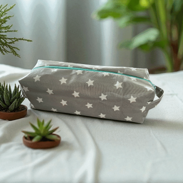 Kosmetiktasche in grau/weiss handgemacht Grösse 24x8x8cm Szenebild